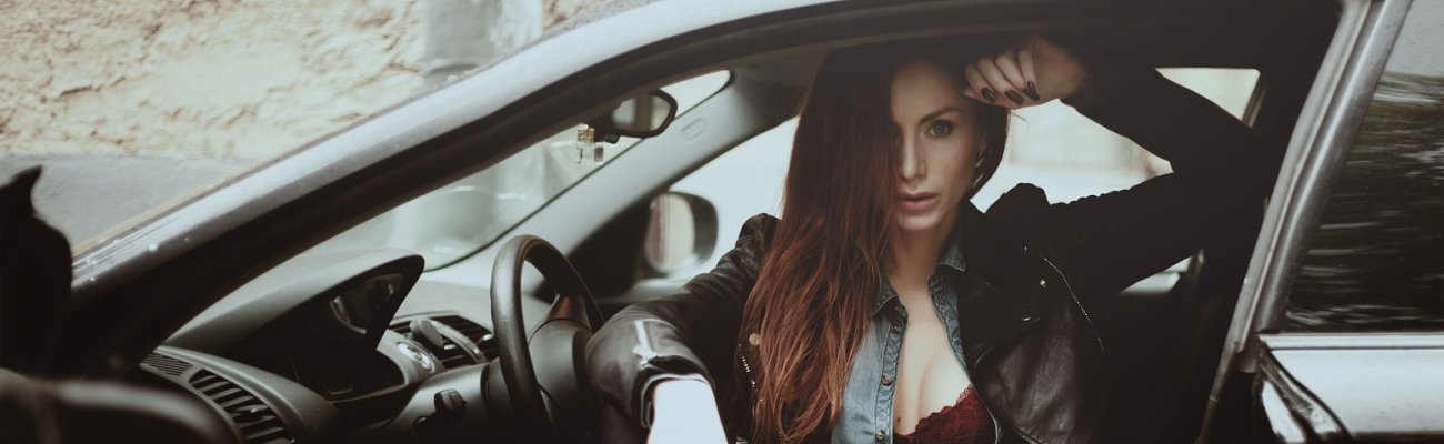 девушка в машине - вероятно, взятой напрокат
