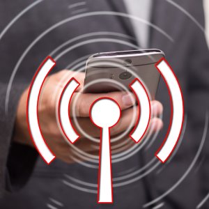 мужик в пиджаке с телефоном звонит взять машину напрокат